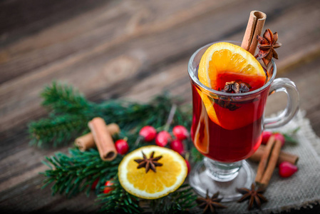圣诞热葡萄酒配香料或茶, 桌上热饮