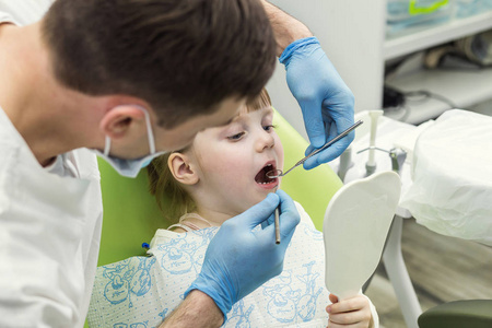 牙医在诊所检查小女孩的牙齿。牙科问题