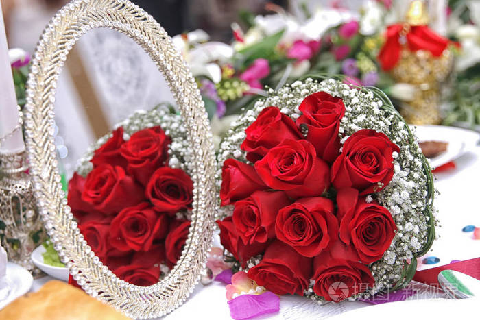 情人节的概念.一束鲜花花束的红玫瑰.婚礼上红玫瑰花束.