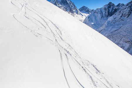 冬季滑雪胜地雪山的空坡