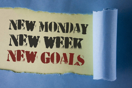 写笔记显示新的星期一新的目标。商业照片展示下周的决议做清单目标在白纸背景下撕折纸下写的指标