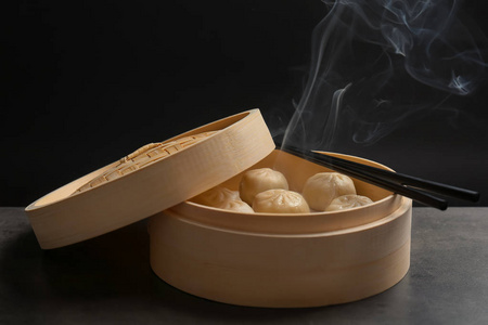 桌上有美味包子水饺的竹蒸笼