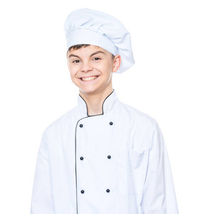 小男孩穿着厨师制服