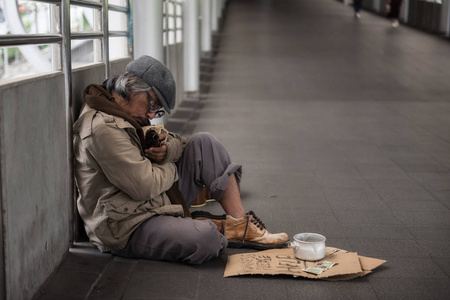 在桥下被乞丐图片