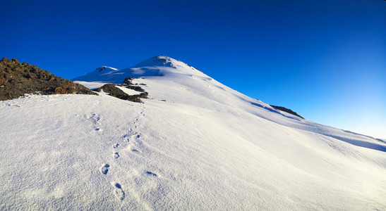 高的雪山，湛蓝的天空