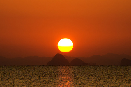 落日的天空和湖面的大太阳