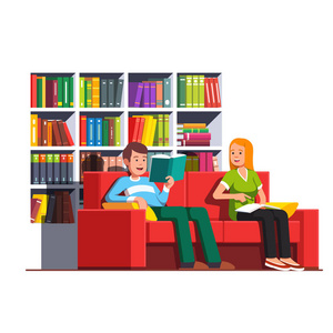 家庭情侣看书坐在沙发上