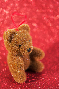 可爱的熊。圣诞装饰上红色的明亮假日背景