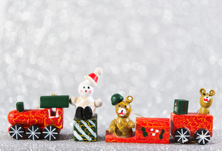 老式的木制玩具。圣诞装饰上明亮的白色的节日背景