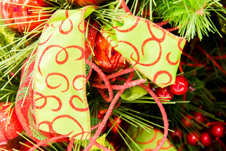 圣诞装饰品，绿色和红色的弓