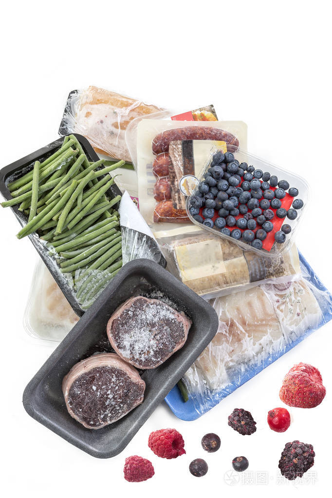 冻结的概念一串冷冻食品肉类蔬菜鱼水果在白色的背景