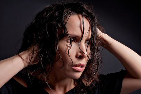 低气压身着黑色地面上空的低气压照片