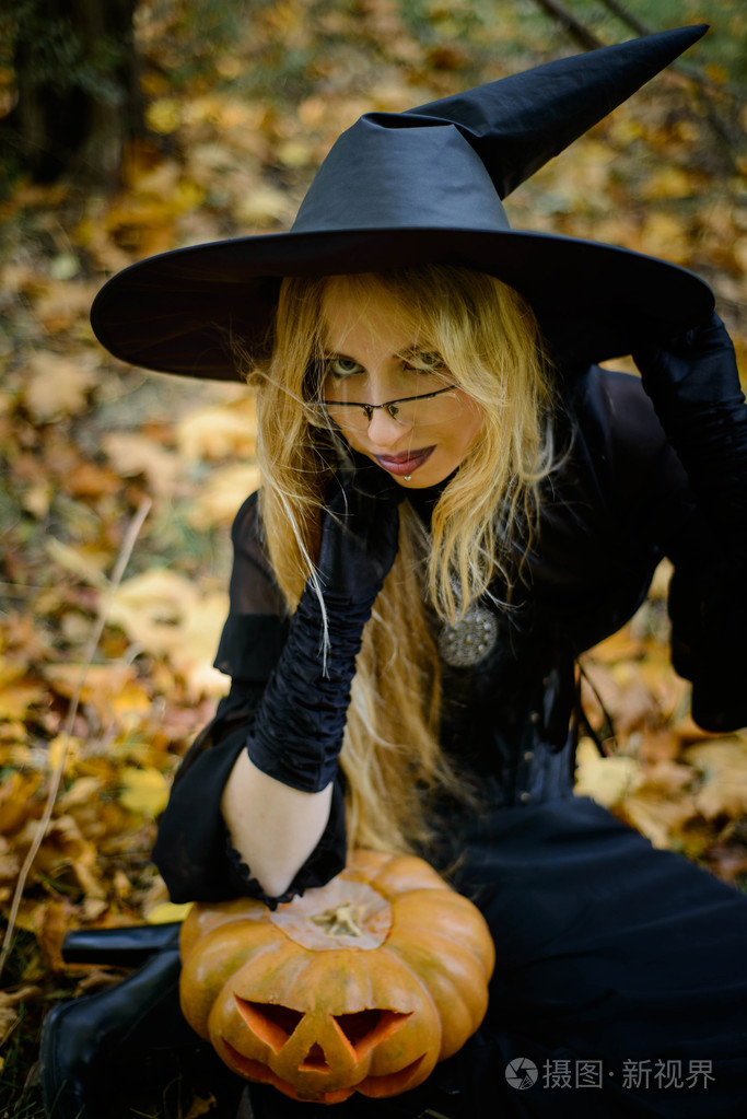 万圣节南瓜女巫穿裙子的女孩