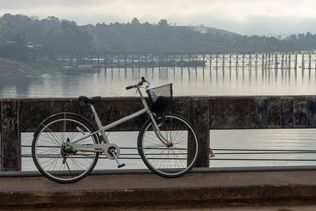 老式自行车和星期一桥的看法在上午在北碧府省 Sangkhla 武里, 泰国的旅行