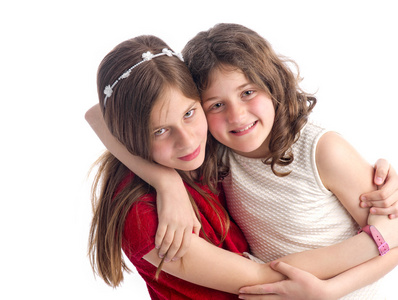 两个性格开朗的姐妹拥抱图片