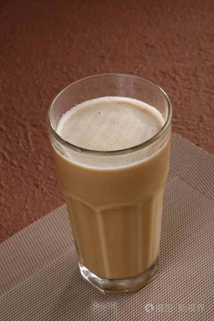 餐厅泰国奶茶特写在棕色桌上