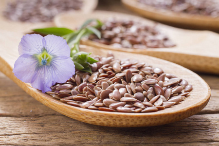 胡麻亚麻籽粒在桌上, 亚麻胡麻照片