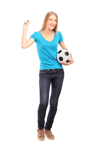女粉丝抱着足球