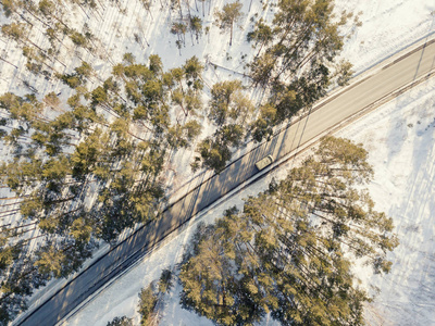 冬天有一辆移动汽车的雪路