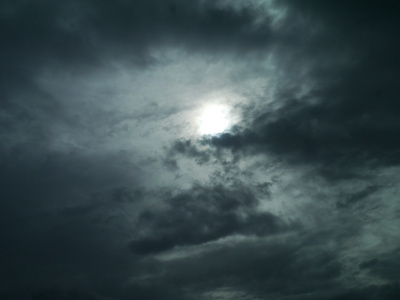 天空乌云与阳光风暴乌云乌云与阳光在金融区晚上上乌云暴风雨前的乌云
