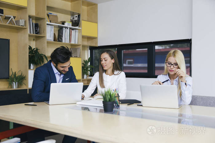 在办公室工作的年轻的商业人员组