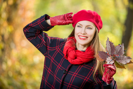 秋天的花园里的美丽的女人肖像