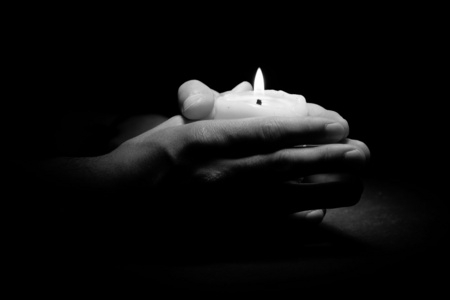双手合十烛光祈祷图片图片