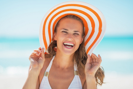 幸福的女人，在海滩上的帽子