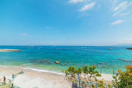 世界著名的滨海格兰德海滩在卡普里岛在阳光明媚的一天, 意大利