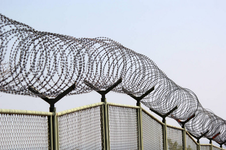 护栏与铁丝网图片