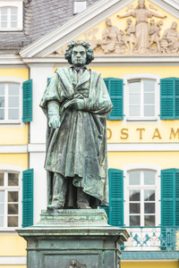 贝多芬雕像在波恩主要邮局前面