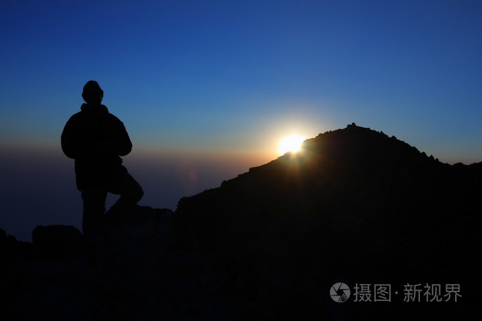 一名登山者在山顶塔胡穆尔科,危地马拉,最高的山峰,在