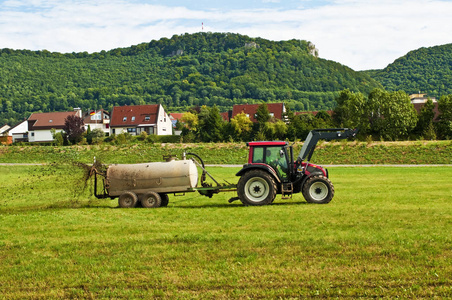 绿色草地农业机器照片