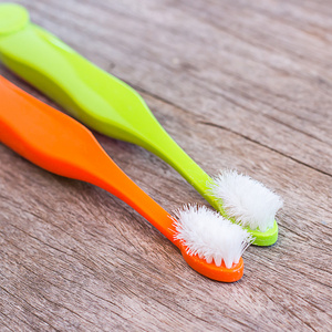 木材的背景上的旧牙刷照片