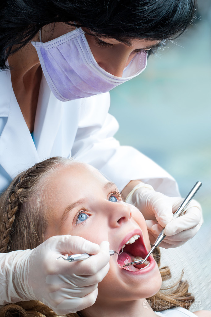 女牙医工作对孩子的牙齿
