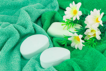 绿色毛巾, 鲜花和肥皂特写图片
