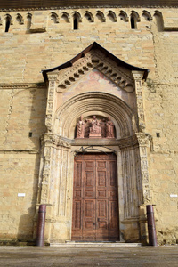 圣徒彼得和多纳托大教堂的门户的细节