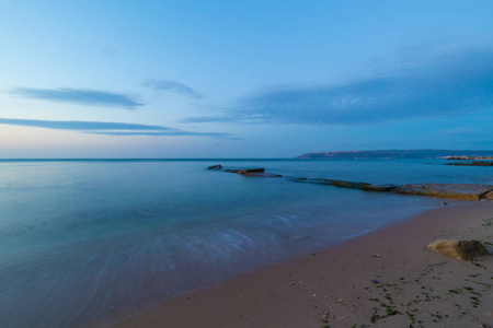 海滩景观 ar 日出与石头在水中