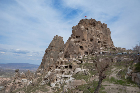 Uchisar 城堡在土耳其, 蓝色和多云天空在春天