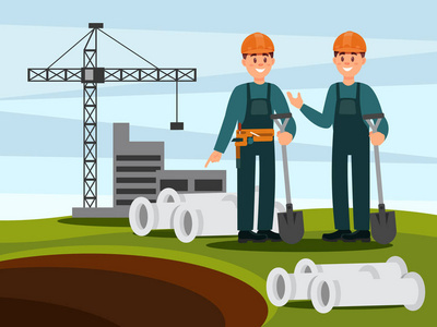 用铲子和 pvc 管道站在工作服和防护头盔上的建筑工人照片