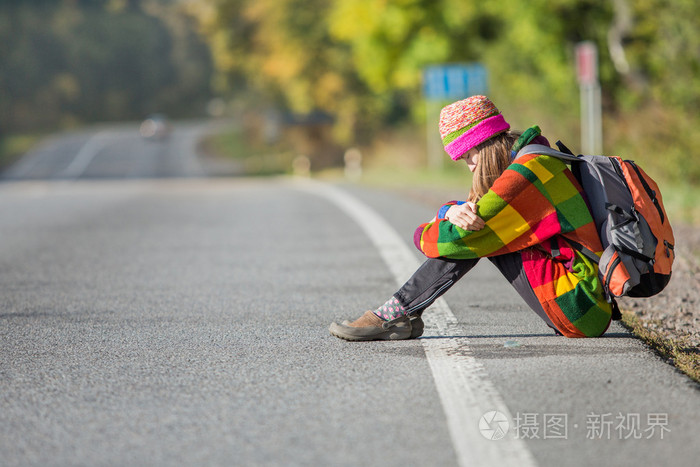 年轻的旅行者累了