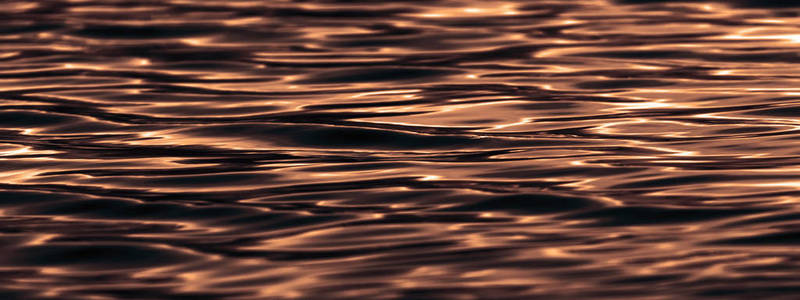 水面上的日落