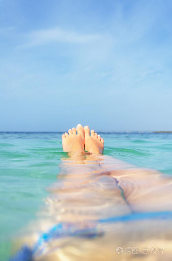 女人在环礁湖里游泳