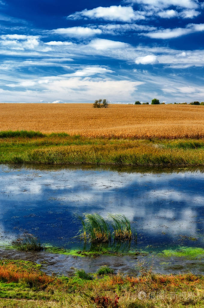 秋天的日子河上风景如画的天空