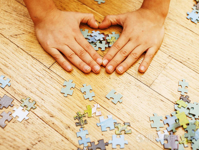 小孩子在与 pa 的木地板上玩拼图