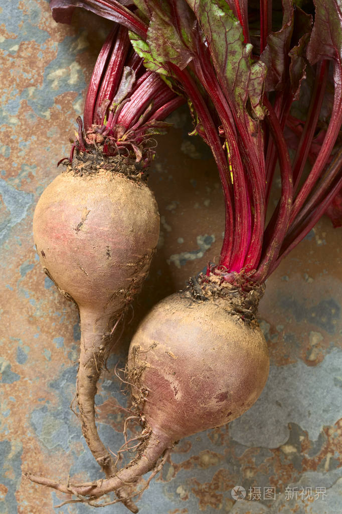 用nat在石板上拍摄叶子的生甜菜根