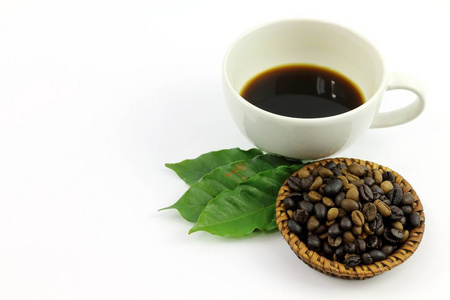 咖啡籽和黑色咖啡查出的白色背景