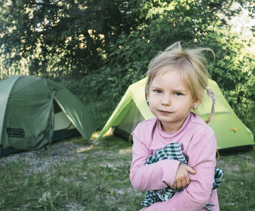在旅游帐篷附近的小女孩。家庭远足