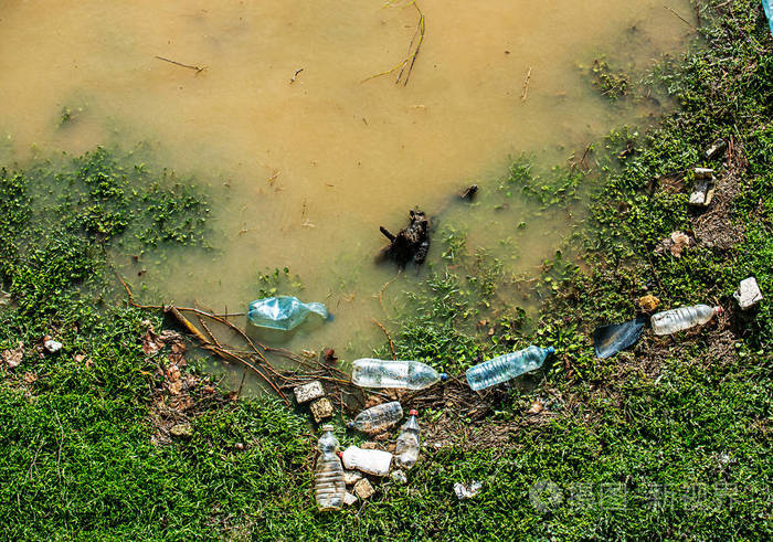 塑料垃圾在河里