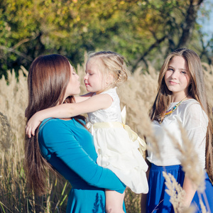 秋天的三个姐妹从小孩子到青少年拥抱户外副本空间背景画像